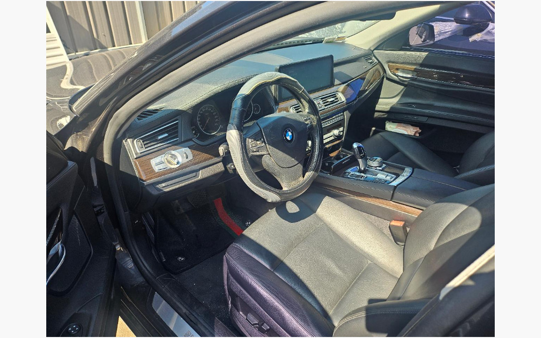 BMW 740i
