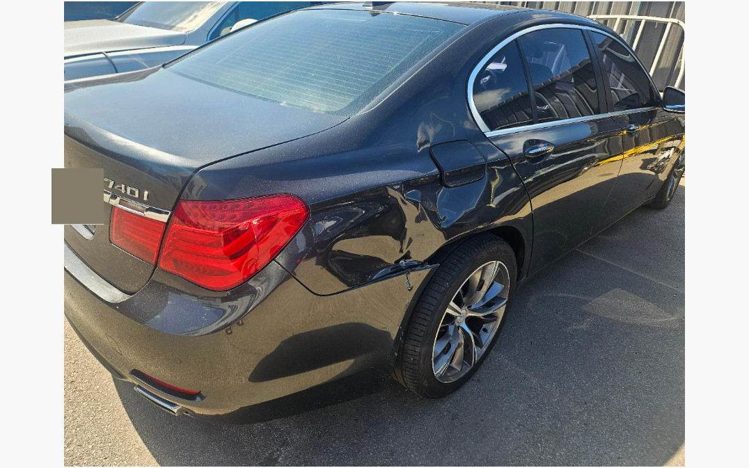 BMW 740i